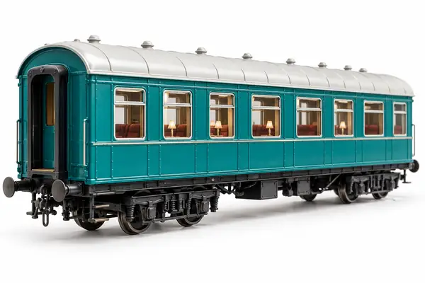 Une voiture de train miniature bleu sarcelle, avec un toit clair et deux aérateurs de toit, isolée sur fond blanc.